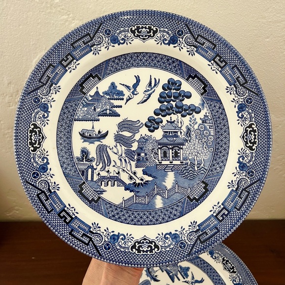 Set of 2 brand new Churchill Blue Willow 10” dinner plates Earthenware China - Picture 1 of 13